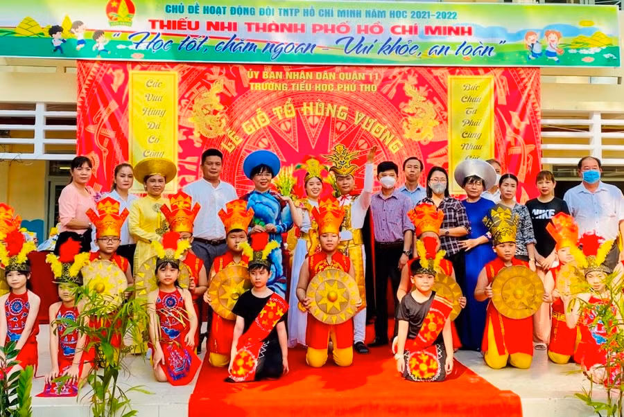 Việc tổ chức giỗ Quốc tổ Hùng Vương giúp học sinh tìm hiểu cội nguồn dân tộc và phát huy truyền thống “uống nước nhớ nguồn”.