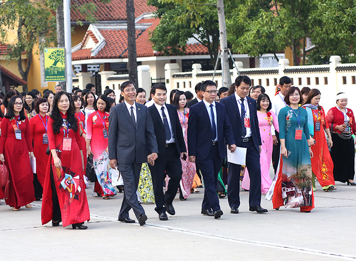 TS Vũ Minh Đức - Chủ tịch Công đoàn Giáo dục Việt Nam và ông Phạm Tuấn Anh - Phó Cục trưởng Cục Nhà giáo dẫn đầu đoàn nhà giáo tiêu biểu tới Lễ báo công.