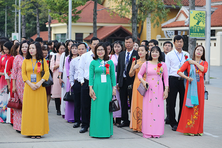 Ngay từ sáng sớm, đoàn nhà giáo tiêu biểu đã có mặt tại Quảng trường Ba Đình để dự Lễ báo công dâng Bác.
