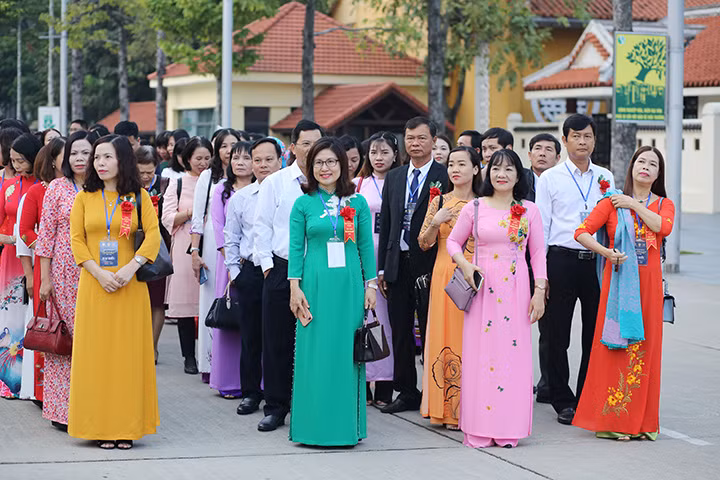 Ngay từ sáng sớm, đoàn nhà giáo tiêu biểu đã có mặt tại Quảng trường Ba Đình để dự Lễ báo công dâng Bác.