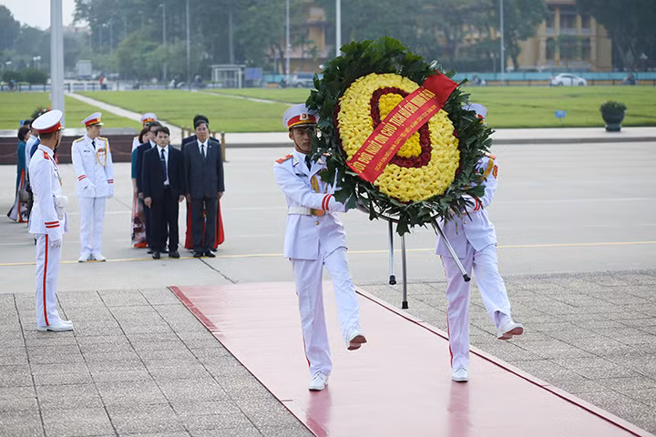 Đoàn nhà giáo tiêu biểu dâng vòng hoa tưởng nhớ công ơn Chủ tịch Hồ Chí Minh.