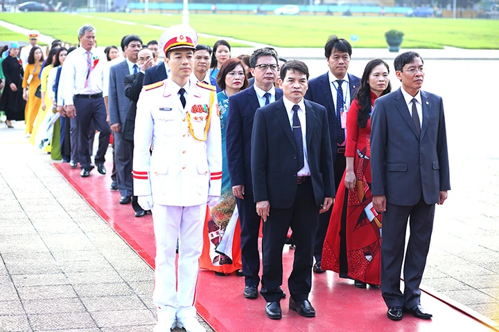 Đoàn giáo viên tiêu biểu do TS Vũ Minh Đức - Chủ tịch Công đoàn Giáo dục Việt Nam và ông Phạm Tuấn Anh - Phó Cục trưởng Cục Nhà giáo dẫn đầu vào Lăng viếng Chủ tịch Hồ Chí Minh.