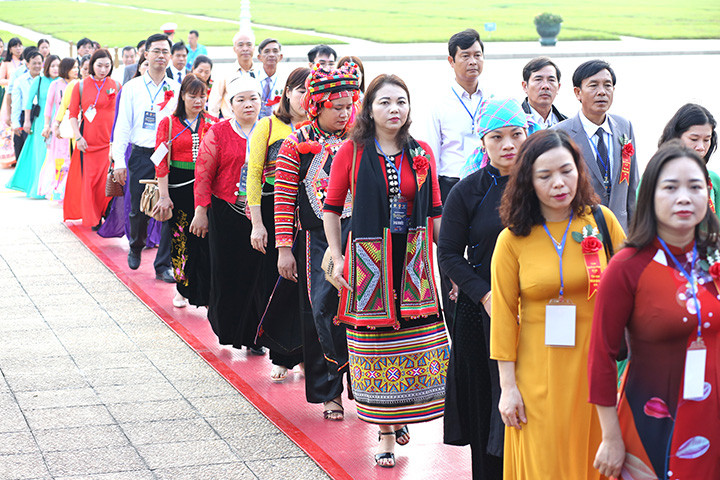 Ngay sau Lễ Báo công, đoàn nhà giáo tiêu biểu đã tới Văn Miếu - Quốc Tử Giám dâng hương và nhận bằng khen.