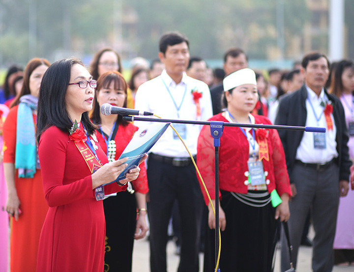 Đoàn nhà giáo tiêu biểu báo công dâng Bác.