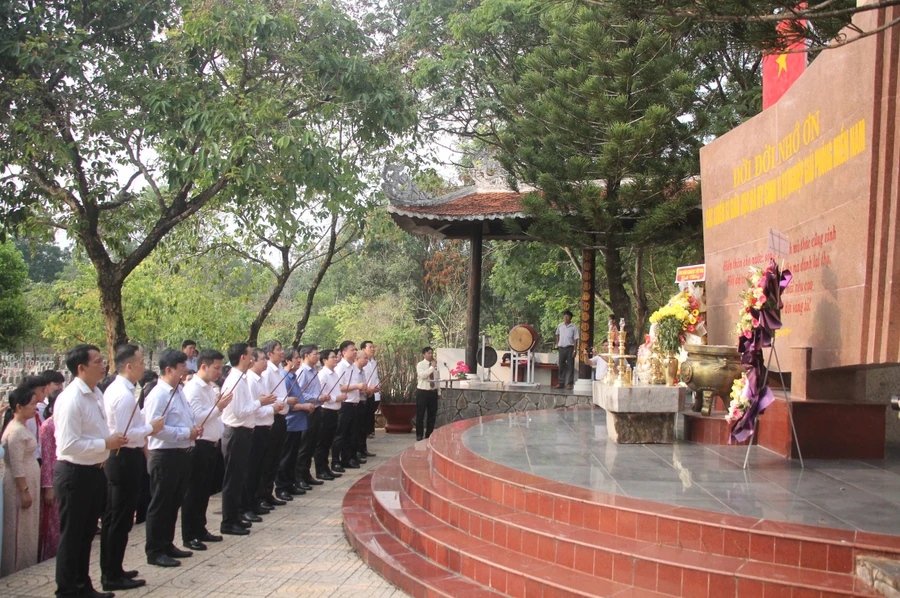 Bộ trưởng Nguyễn Kim Sơn cùng đoàn công tác, lãnh đạo tỉnh Tây Ninh cùng các thầy cô giáo, học sinh tỉnh Tây Ninh tưởng nhớ các chiến sĩ giáo dục đã hi sinh vì sự nghiệp giải phóng miền Nam.