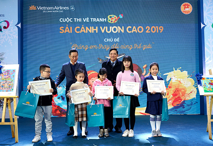 Ban Tổ chức trao giải cho 5 em học sinh đoạt giải đặc biệt.