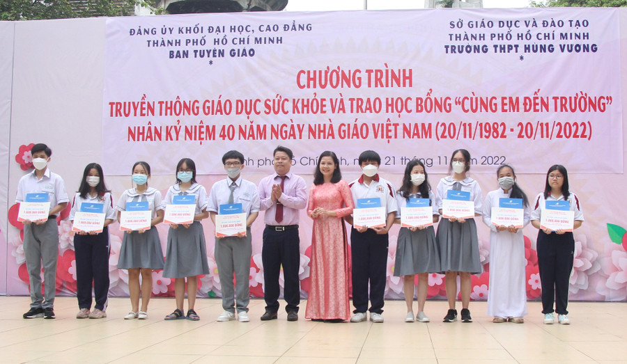 Lãnh đạo Trường ĐH Mở TPHCM và Trường THPT Hùng Vương tặng học bổng cho học sinh khó khăn. Lãnh đạo Trường ĐH Mở TPHCM và Trường THPT Hùng Vương tặng học bổng cho học sinh khó khăn.