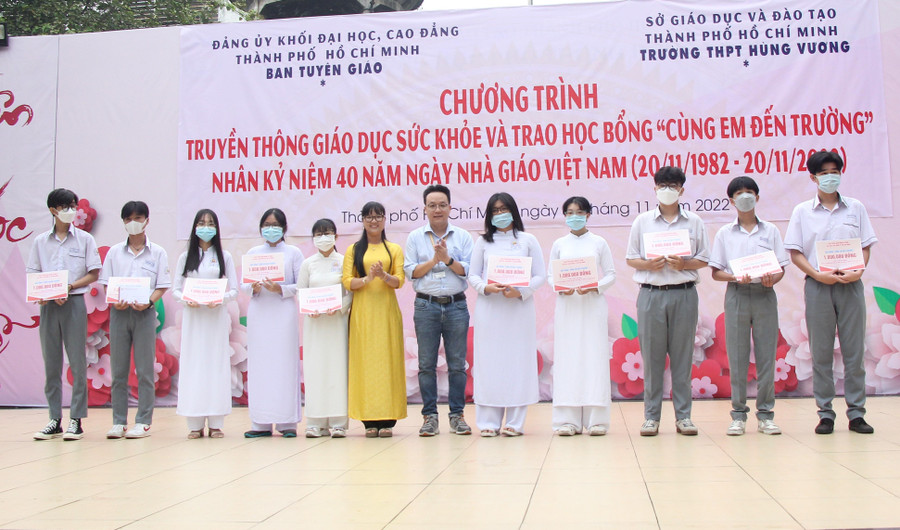 Các suất học bổng sẽ tiếp thêm động lực cho học sinh có hoàn cảnh khó khăn vươn lên trong học tập. Các suất học bổng sẽ tiếp thêm động lực cho học sinh có hoàn cảnh khó khăn vươn lên trong học tập.