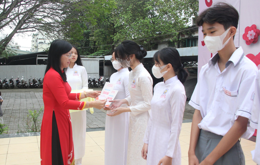 Bà Nguyễn Thị Là, Phó bí thư Thường trực Đảng uỷ Khối ĐH, CĐ trao học bổng cho học sinh. Bà Nguyễn Thị Là, Phó bí thư Thường trực Đảng uỷ Khối ĐH, CĐ trao học bổng cho học sinh.