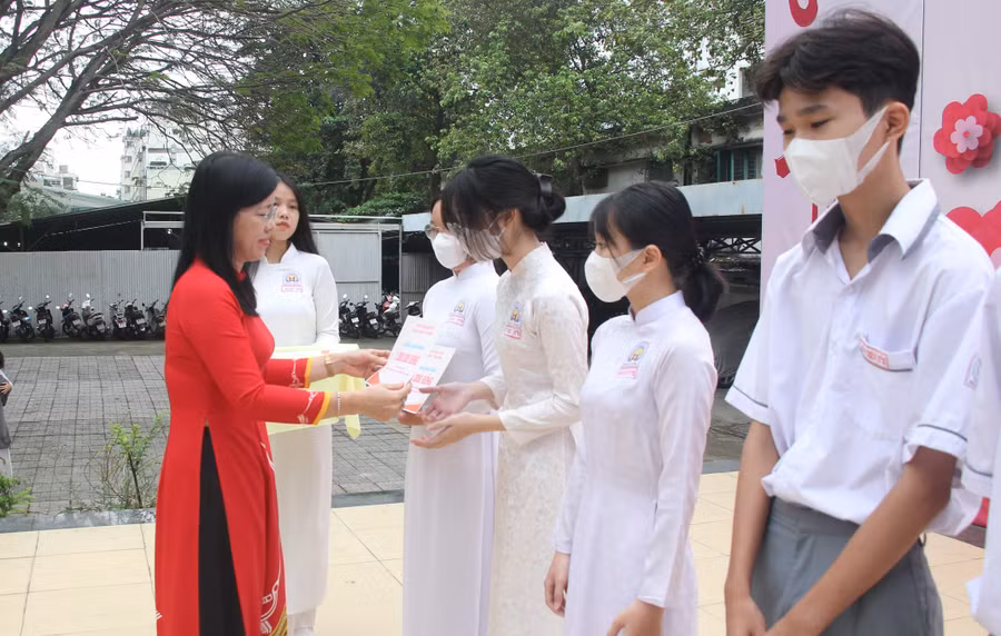 Bà Nguyễn Thị Là, Phó bí thư Thường trực Đảng uỷ Khối ĐH, CĐ trao học bổng cho học sinh.