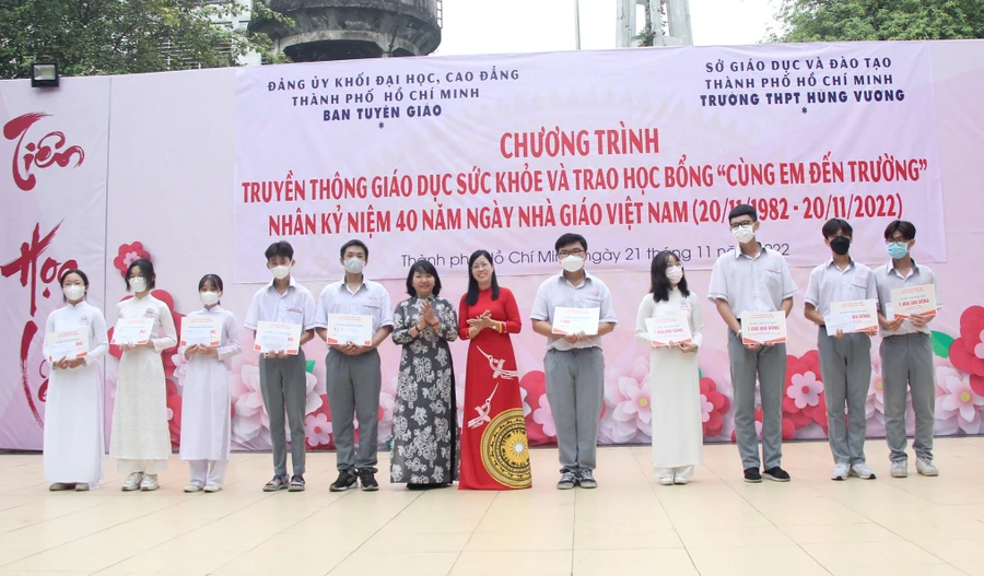 Lãnh đạo Đảng uỷ khối ĐH, CĐ TPHCM và Trường ĐHSP TPHCM tặng học bổng cho học sinh khó khăn.