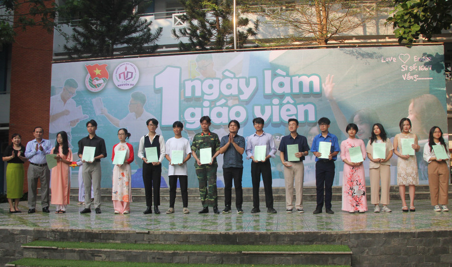 Ban Giám hiệu Trường THPT Nguyễn Du trao quyết định Tổ trưởng chuyên môn cho các &quot;giáo viên&quot; tham gia chương trình &quot;Một ngày làm giáo viên&quot;.
