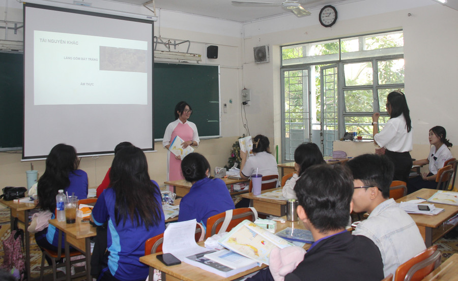 Học sinh trong vai giáo viên trên bục giảng dạy tiết Địa lý.