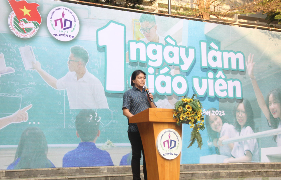 Thầy Huỳnh Thanh Phú phát biểu khai mạc chương trình &quot;Một ngày làm giáo viên&quot;.