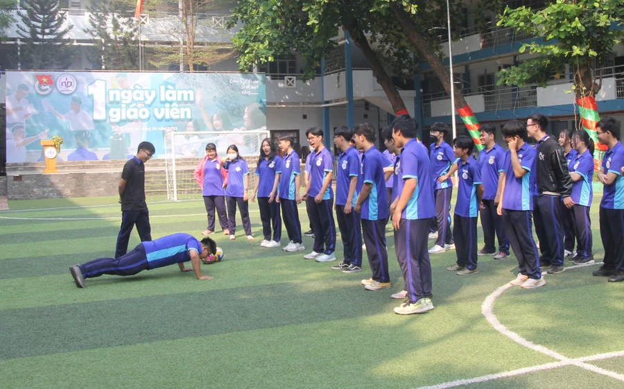 Học sinh hào hứng trải nghiệm ‘Một ngày làm giáo viên’