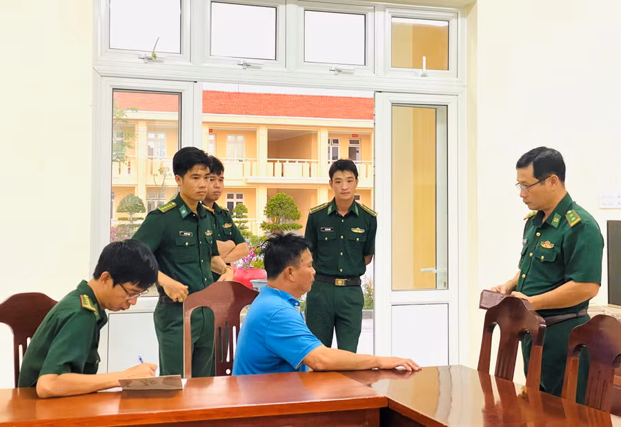 Chỉ huy đồn Biên phòng Thanh Hải thăm hỏi, trao đổi thông tin với thuyền viên.