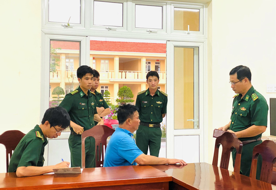 Chỉ huy đồn Biên phòng Thanh Hải thăm hỏi, trao đổi thông tin với thuyền viên. Chỉ huy đồn Biên phòng Thanh Hải thăm hỏi, trao đổi thông tin với thuyền viên.