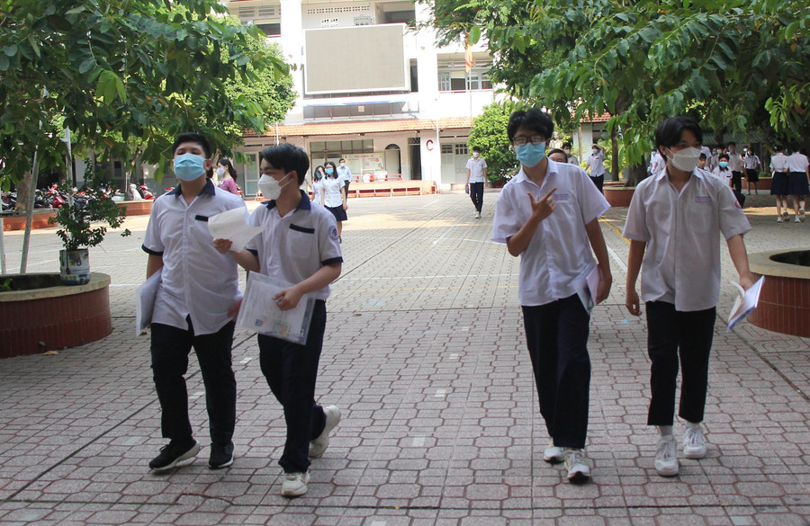 Thí sinh tâm trạng thoải mái sau khi thi môn Tiếng Anh lớp 10. Thí sinh tâm trạng thoải mái sau khi thi môn Tiếng Anh lớp 10.