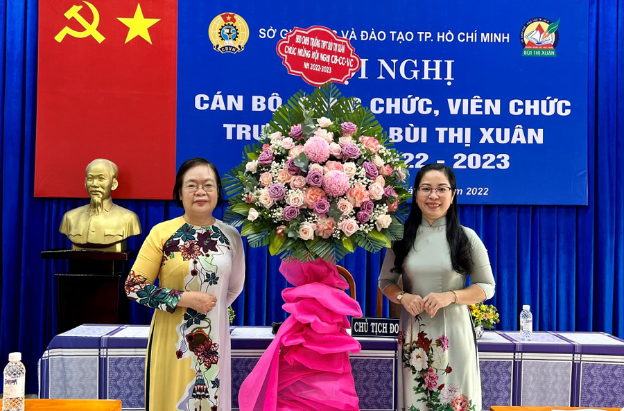 Cô Vũ Thị Ngọc Dung luôn nỗ lực xây dựng tập thể sư phạm có tinh thần đoàn kết. Cô Vũ Thị Ngọc Dung luôn nỗ lực xây dựng tập thể sư phạm có tinh thần đoàn kết.