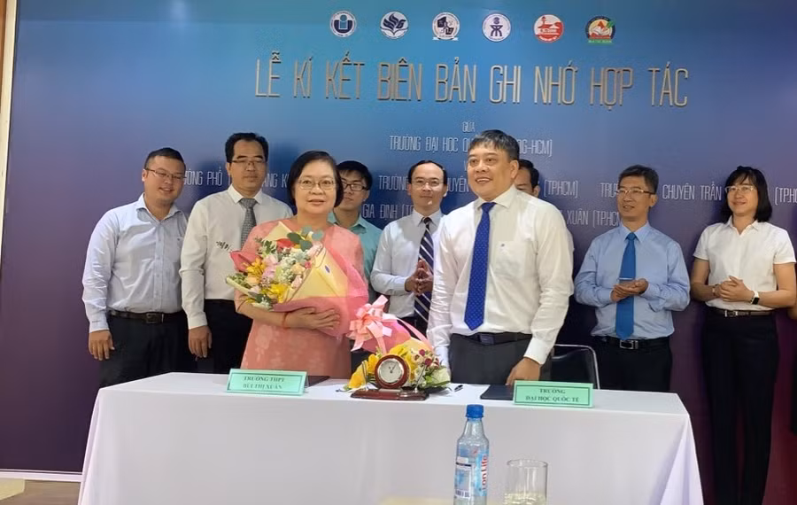 Cô Vũ Thị Ngọc Dung trong lần ký thoả thuận hợp tác với Trường đại học Quốc Tế-Đại học Quốc gia TPHCM