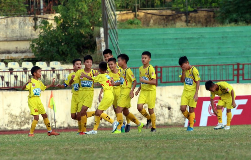 phút 15, số 8 tiền vệ Nguyễn Trọng Tuấn đã có pha thoát xuống rất nhanh phía góc trái và thực hiện cú đánh đầu cận thành rất tốt ghi bàn mở tỷ số cho U13 SLNA phút 15, số 8 tiền vệ Nguyễn Trọng Tuấn đã có pha thoát xuống rất nhanh phía góc trái và thực hiện cú đánh đầu cận thành rất tốt ghi bàn mở tỷ số cho U13 SLNA