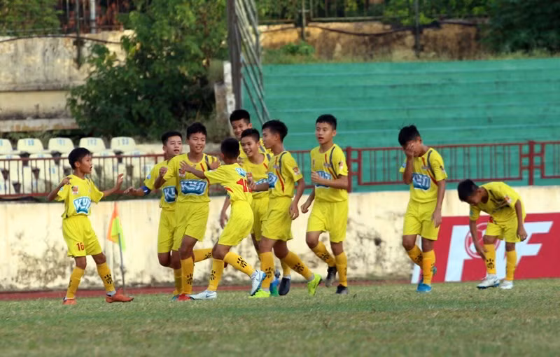 phút 15, số 8 tiền vệ Nguyễn Trọng Tuấn đã có pha thoát xuống rất nhanh phía góc trái và thực hiện cú đánh đầu cận thành rất tốt ghi bàn mở tỷ số cho U13 SLNA