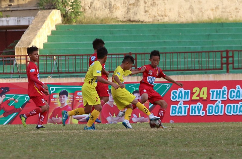U13 SLNA không gặp nhiều khó khăn trong việc kiểm soát lối chơi và buộc đối thủ phải chạy theo mình U13 SLNA không gặp nhiều khó khăn trong việc kiểm soát lối chơi và buộc đối thủ phải chạy theo mình