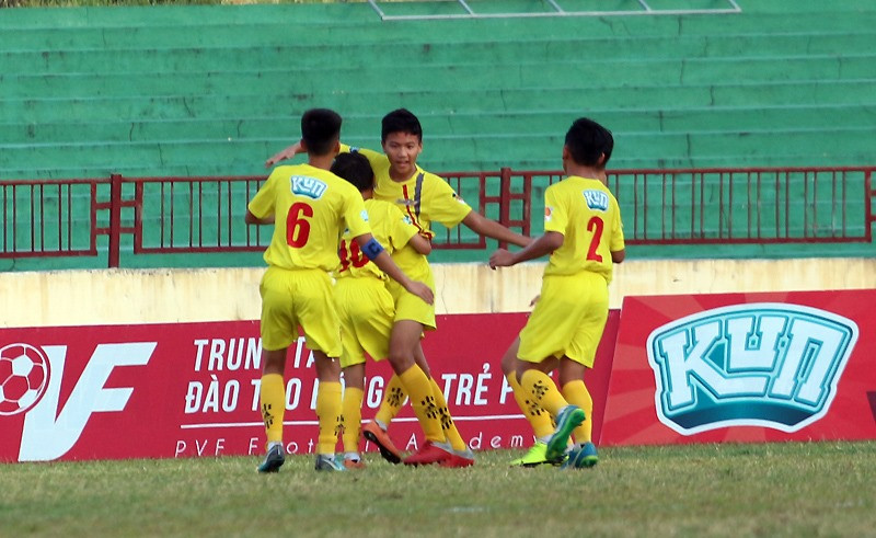 Phút 51, từ một pha tấn công trung lộ rất nhanh và bài bản, Quốc Trung thoát xuống đối mặt thủ môn QHFLS Thành Vinh và dứt điểm khéo léo tung lưới đối phương Phút 51, từ một pha tấn công trung lộ rất nhanh và bài bản, Quốc Trung thoát xuống đối mặt thủ môn QHFLS Thành Vinh và dứt điểm khéo léo tung lưới đối phương