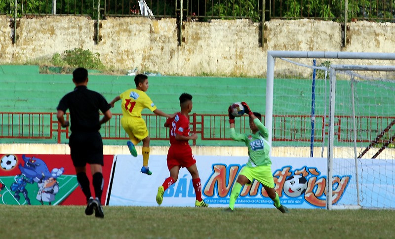 Sau một số cơ hội được tạo ra, bàn nâng tỷ số cũng đến với U13 SLNA Sau một số cơ hội được tạo ra, bàn nâng tỷ số cũng đến với U13 SLNA