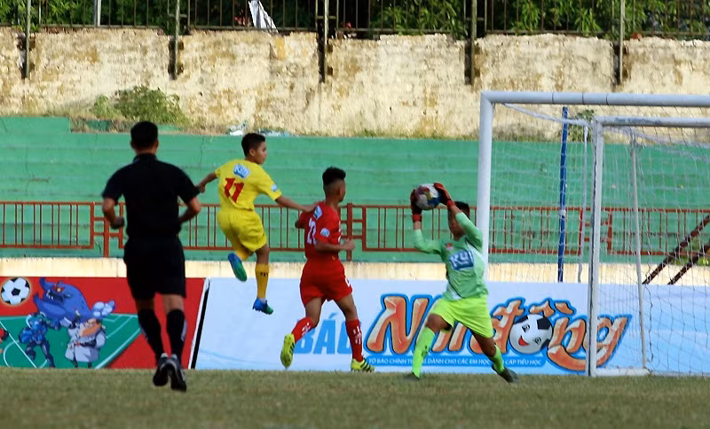 Sau một số cơ hội được tạo ra, bàn nâng tỷ số cũng đến với U13 SLNA