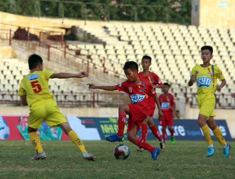U13 QHSLF Thành Vinh không thể dễ dàng tổ chức được các pha phối hợp lên bóng như thường lệ U13 QHSLF Thành Vinh không thể dễ dàng tổ chức được các pha phối hợp lên bóng như thường lệ