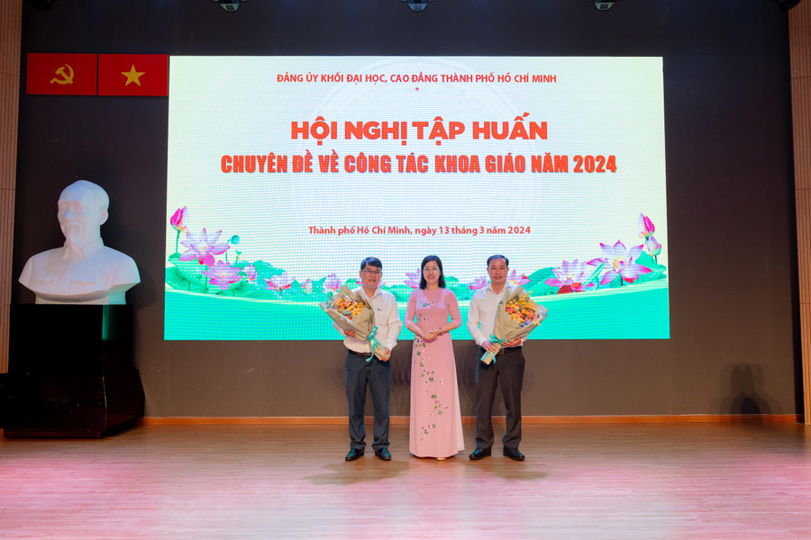 Đồng chí Nguyễn Thị Là, Phó Bí thư Thường trực Đảng ủy Khối Đại học, Cao đẳng TPHCM tặng hoa cho các báo cáo viên.