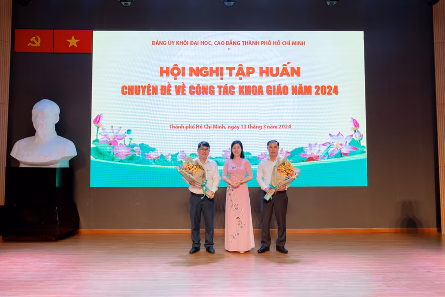 Đồng chí Nguyễn Thị Là, Phó Bí thư Thường trực Đảng ủy Khối Đại học, Cao đẳng TPHCM tặng hoa cho các báo cáo viên. Đồng chí Nguyễn Thị Là, Phó Bí thư Thường trực Đảng ủy Khối Đại học, Cao đẳng TPHCM tặng hoa cho các báo cáo viên.