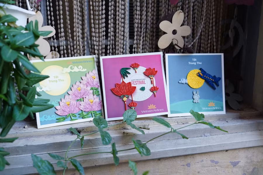 Chương trình năm nay, Vietnam Airlines lựa chọn quà tặng Trung Thu là những cánh thiệp với lời chúc tốt đẹp nhất và những món đồ chơi truyền thống, đồ chơi trí tuệ, bánh nướng dành cho các em nhỏ.