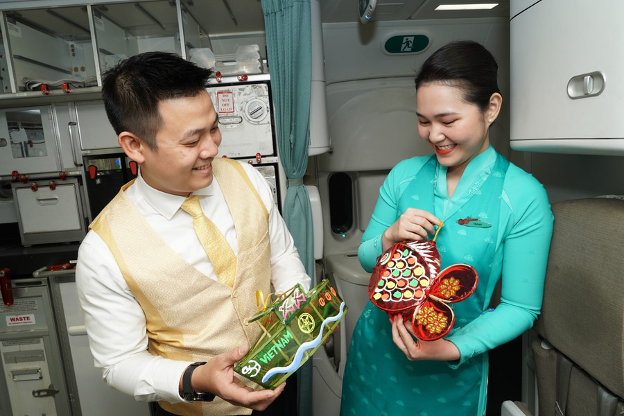 Đèn lồng Trung Thu được chế tác tại làng nghề Phú Bình bởi các gia đình đã giữ nghề truyền thống qua nhiều đời. Đèn lồng Trung Thu được chế tác tại làng nghề Phú Bình bởi các gia đình đã giữ nghề truyền thống qua nhiều đời.