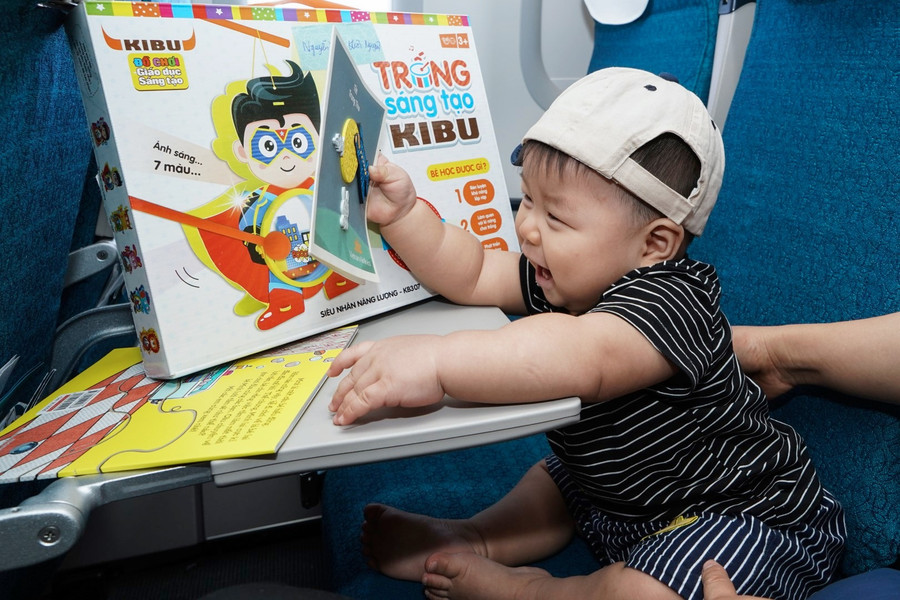 Thông qua các chương trình này, Vietnam Airlines mong muốn mang đến cho các em thêm nhiều niềm vui trong cuộc sống và cơ hội trải nghiệm, khám phá thế giới trên những chuyến bay do Hãng chắp cánh. Thông qua các chương trình này, Vietnam Airlines mong muốn mang đến cho các em thêm nhiều niềm vui trong cuộc sống và cơ hội trải nghiệm, khám phá thế giới trên những chuyến bay do Hãng chắp cánh.