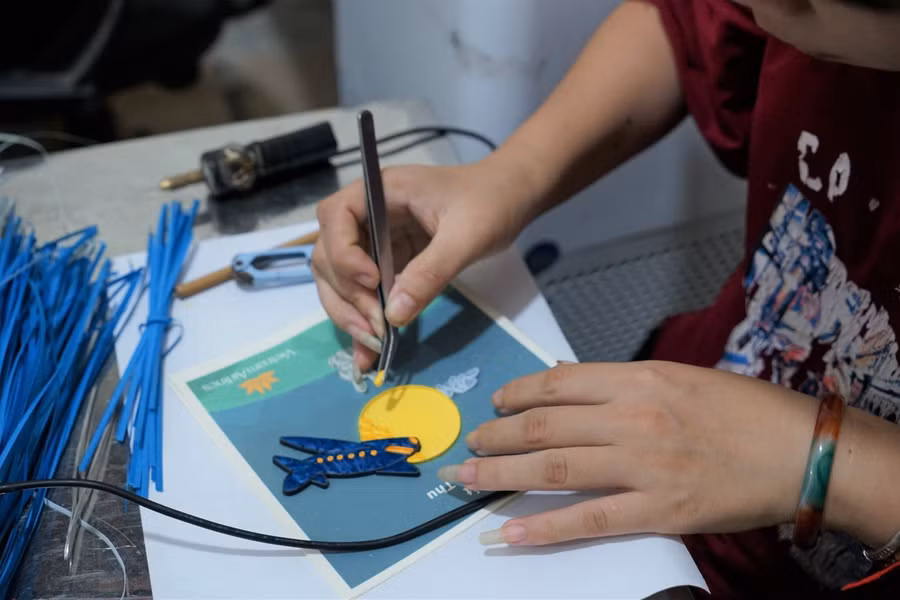 Những tấm thiệp là “tác phẩm” do người khuyết tật có hoàn cảnh đặc biệt tại doanh nghiệp xã hội thiết kế và sản xuất thủ công dành riêng cho hành khách nhí.