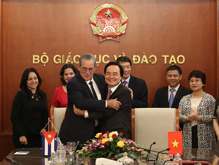 Buổi ký kết diễn ra trong không khí thân mật và thắm tình hữu nghị.