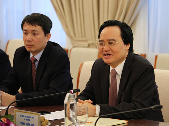 Bộ trưởng Phùng Xuân Nhạ phát biểu tại buổi làm việc.