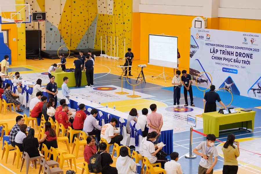 Các thí sinh tranh tài tại cuộc thi lập trình drone quốc tế 2023.