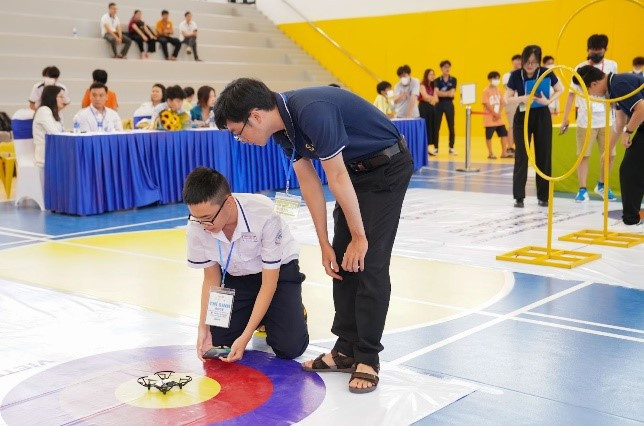 Thí sinh lập trình drone thực hiện nhiệm vụ tại sa bàn. Thí sinh lập trình drone thực hiện nhiệm vụ tại sa bàn.