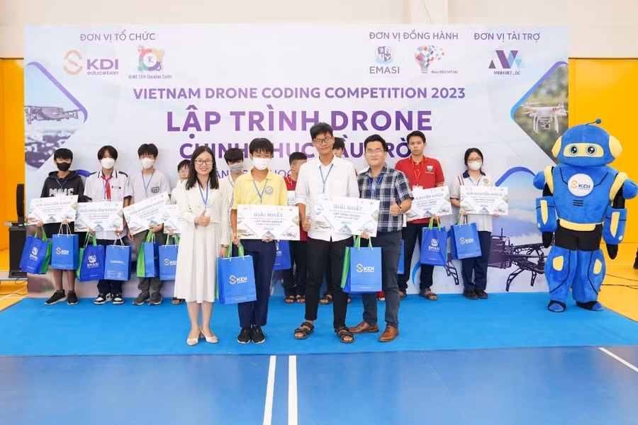 Hai thí sinh xuất sắc đạt giải nhất của Bảng THCS và THPT.