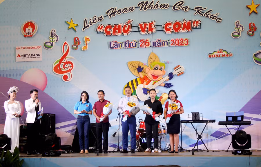 Bà Cao Thị Thiên Phúc - Phó Trưởng phòng Chính trị tư tưởng Sở GD&amp;ĐT, Phó Trưởng ban tổ chức liên hoan tặng hoa cho các đơn vị đồng hành.