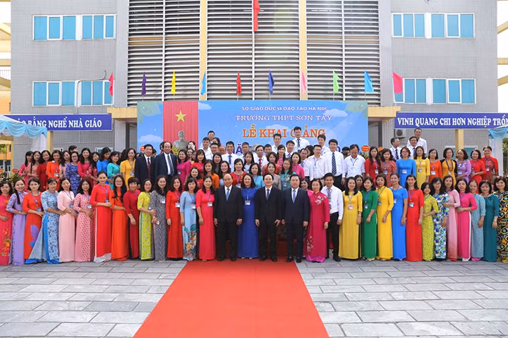 Đoàn công tác chụp ảnh cùng thầy cô trường THPT Sơn Tây.