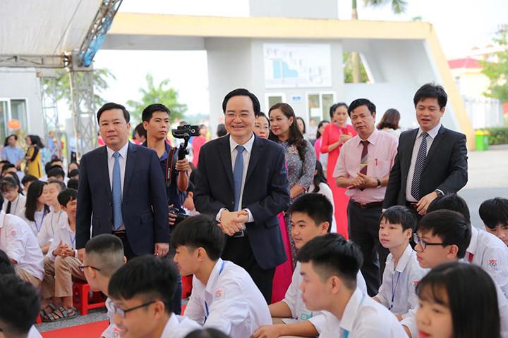 Bộ trưởng cũng gửi lời dặn dò, động viên tới hơn 1.500 em học sinh của trường. Bộ trưởng cũng gửi lời dặn dò, động viên tới hơn 1.500 em học sinh của trường.