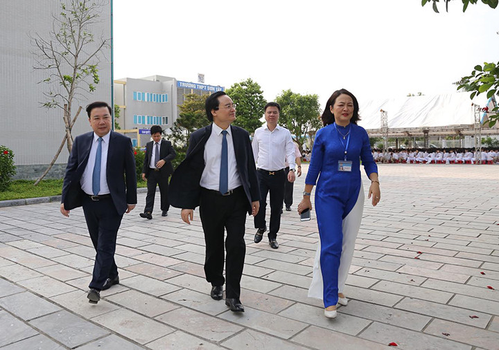 Cô Lương Quỳnh Lan - Hiệu trưởng Trường THPT Sơn Tây cho biết, đây là năm khai giảng thứ 60 của trường. Trong năm học trước, nhà trường đã gặt hái được nhiều thành công trong công tác dạy và học. Cô Lương Quỳnh Lan - Hiệu trưởng Trường THPT Sơn Tây cho biết, đây là năm khai giảng thứ 60 của trường. Trong năm học trước, nhà trường đã gặt hái được nhiều thành công trong công tác dạy và học.