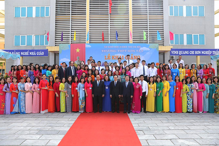 Đoàn công tác chụp ảnh cùng thầy cô trường THPT Sơn Tây. Đoàn công tác chụp ảnh cùng thầy cô trường THPT Sơn Tây.