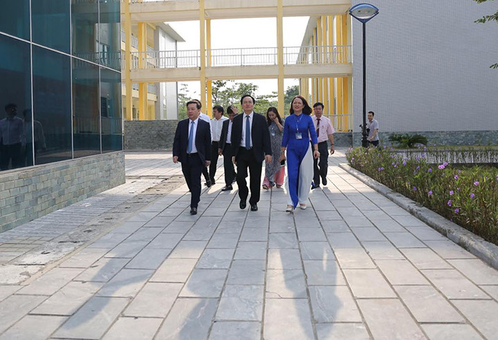 Trước khi Lễ khai giảng năm học mới diễn ra, Bộ trưởng Phùng Xuân Nhạ đã đi kiểm tra công tác chuẩn bị của Trường THPT Sơn Tây cho năm học mới. Trước khi Lễ khai giảng năm học mới diễn ra, Bộ trưởng Phùng Xuân Nhạ đã đi kiểm tra công tác chuẩn bị của Trường THPT Sơn Tây cho năm học mới.