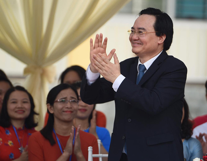 Bộ trưởng Phùng Xuân Nhạ hòa niềm vui ngày khai trường cùng 140 giáo viên và hơn 1.500 học sinh Trường THPT Sơn Tây. Bộ trưởng Phùng Xuân Nhạ hòa niềm vui ngày khai trường cùng 140 giáo viên và hơn 1.500 học sinh Trường THPT Sơn Tây.