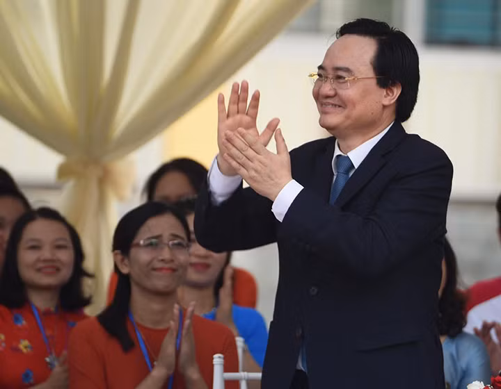 Bộ trưởng Phùng Xuân Nhạ hòa niềm vui ngày khai trường cùng 140 giáo viên và hơn 1.500 học sinh Trường THPT Sơn Tây.